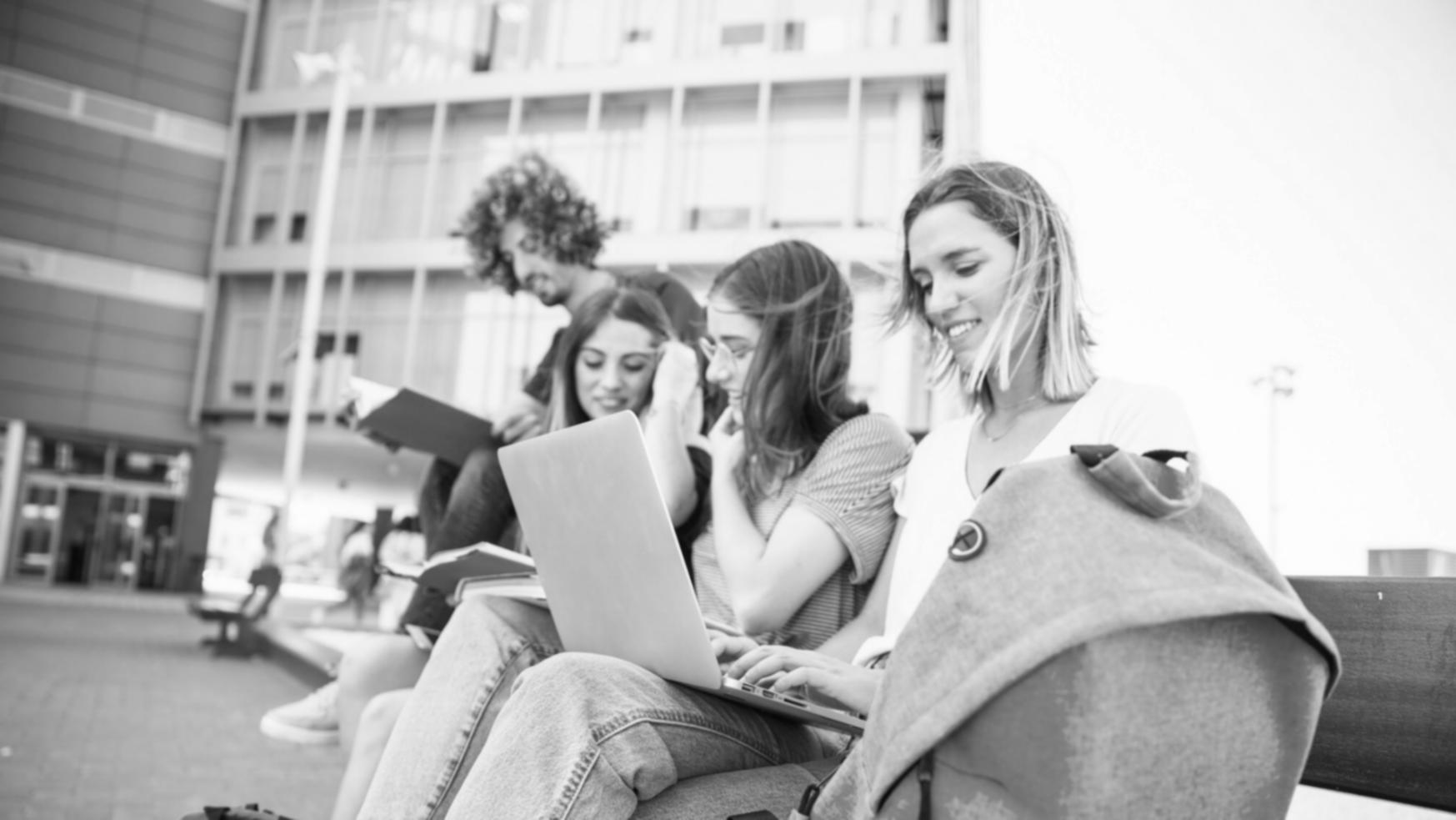 Finanzanalyse und Strategieentwicklung im Büro von valenquari